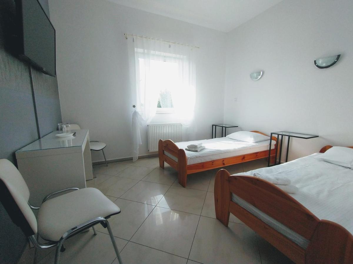 Zolta Walizka Gosciniec Hotel Podrzewie ภายนอก รูปภาพ