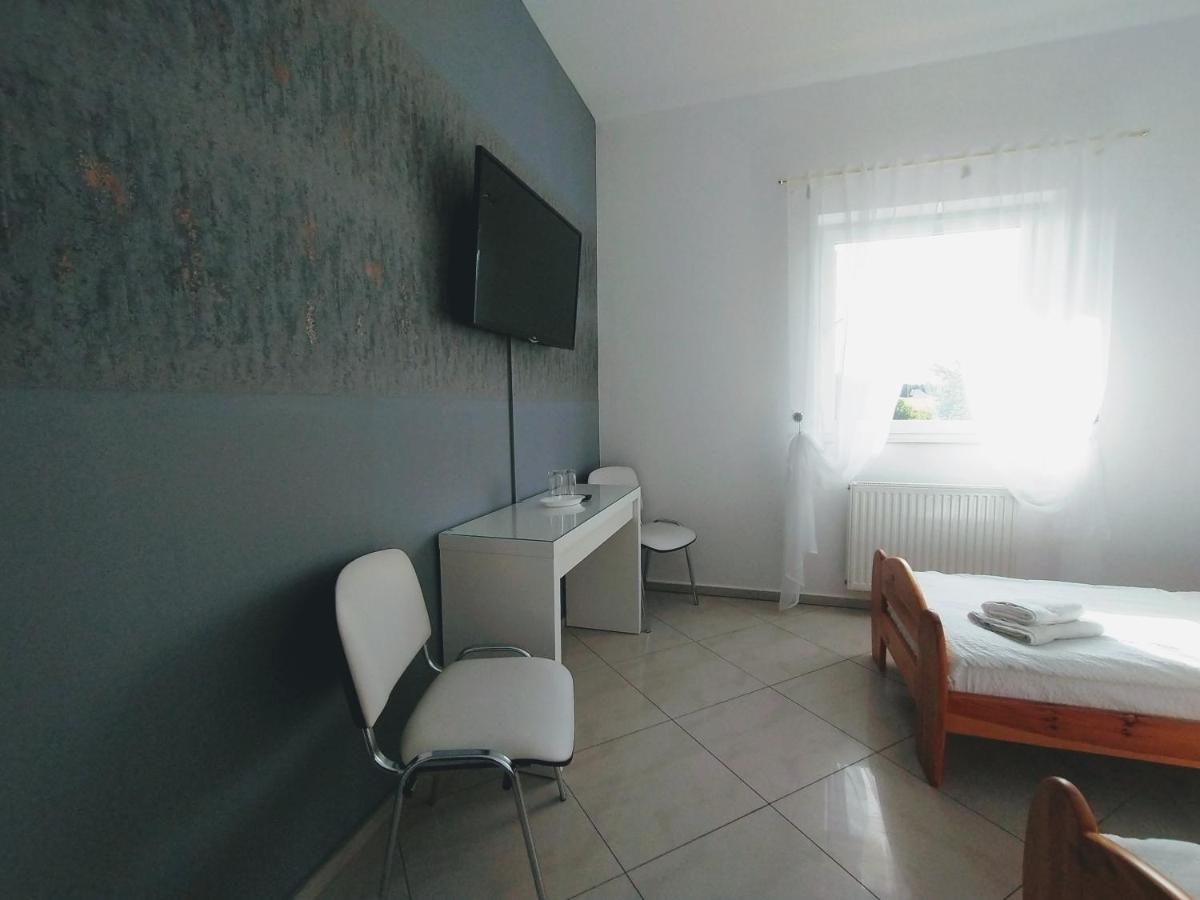 Zolta Walizka Gosciniec Hotel Podrzewie ภายนอก รูปภาพ