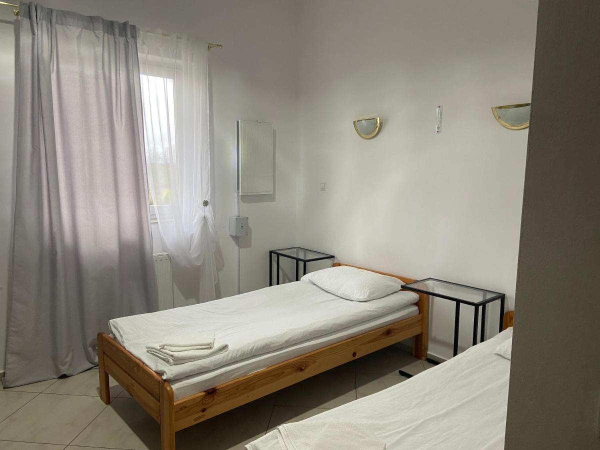 Zolta Walizka Gosciniec Hotel Podrzewie ภายนอก รูปภาพ