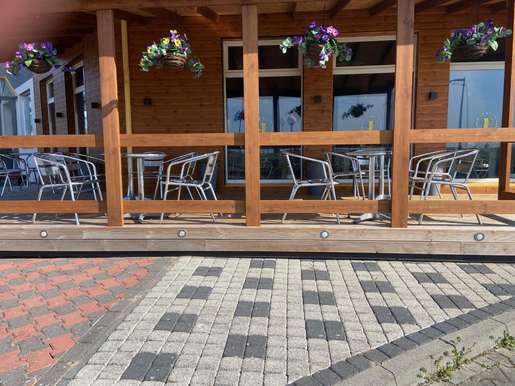Zolta Walizka Gosciniec Hotel Podrzewie ภายนอก รูปภาพ
